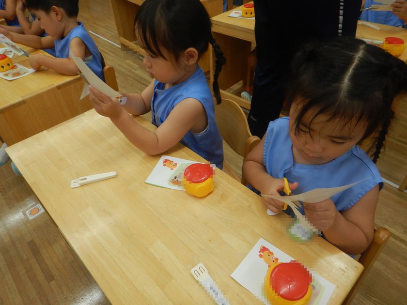 ハサミを扱う年少児