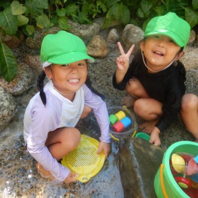 水遊びを行う園児