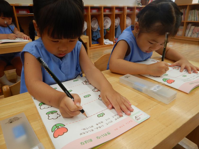 鉛筆で線を書くこども