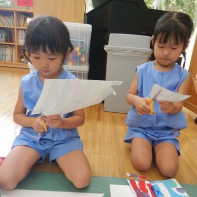 壁面制作を行う園児