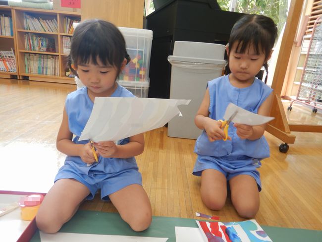 壁面制作を行う園児
