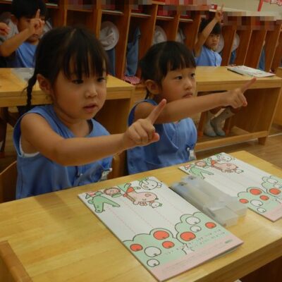 鉛筆で線を書くこども