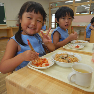 ニョッキを食べてる子ども