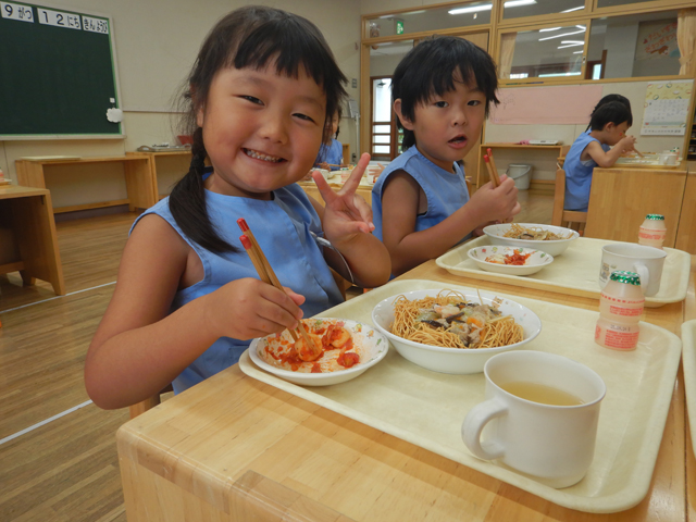 ニョッキを食べてる子ども