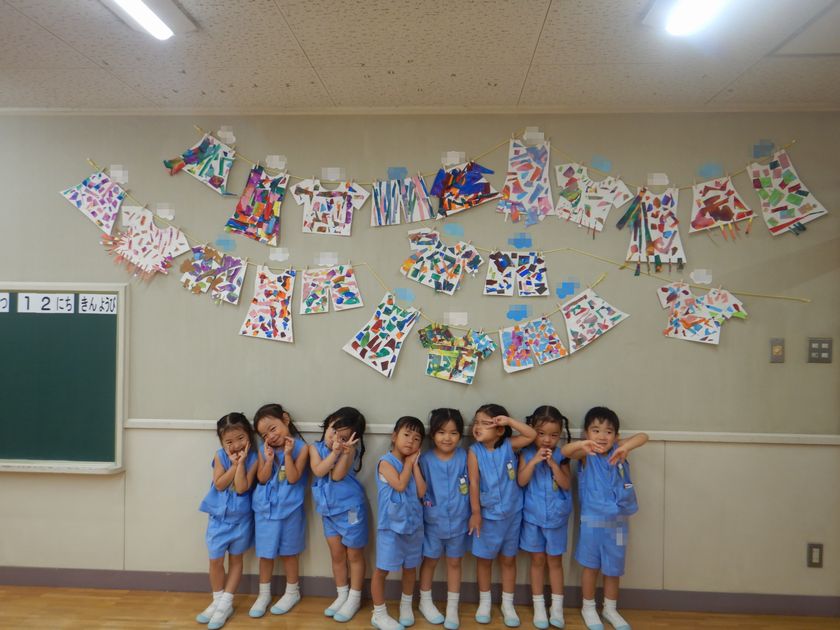 壁面制作の前で写真を撮る園児。