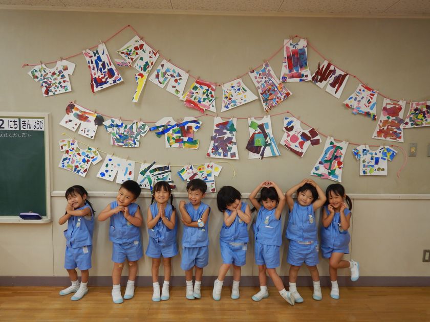 壁面制作の前で写真を撮る園児。