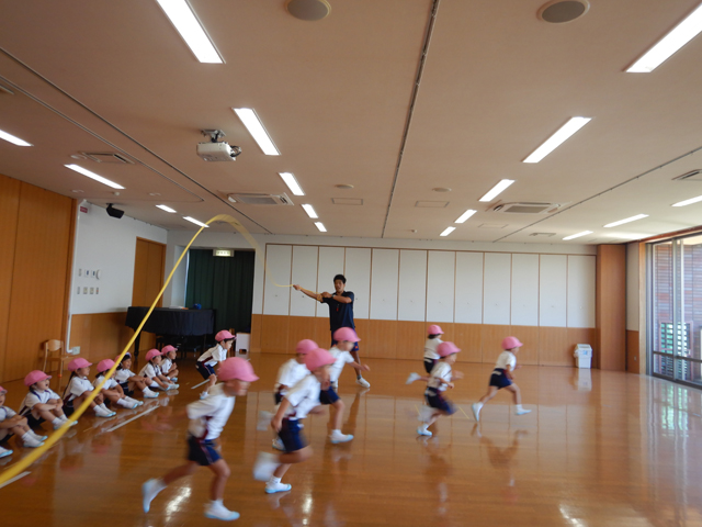 体育をしている子ども