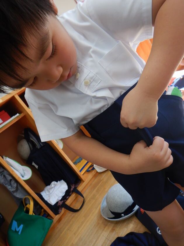 着替えを行う園児