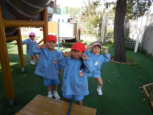 大型遊具をしている子ども