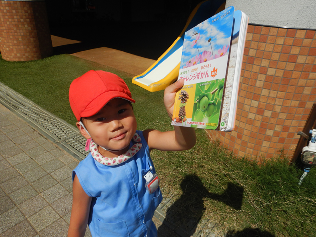 虫探しをしている子ども