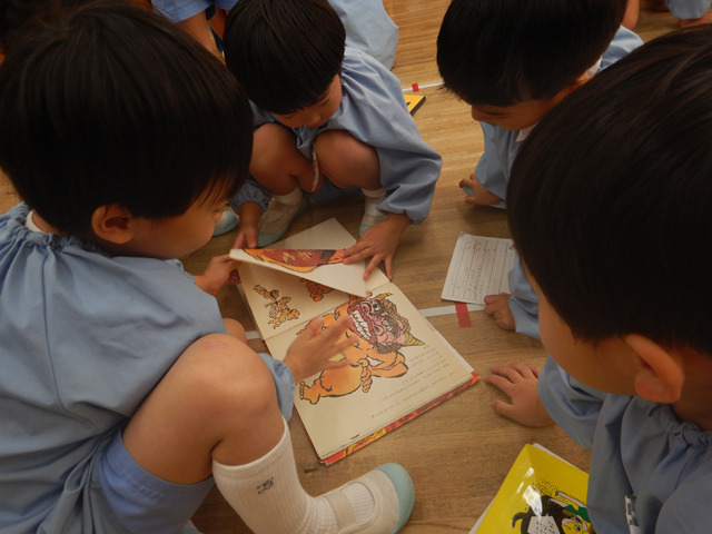 絵本を読む子ども