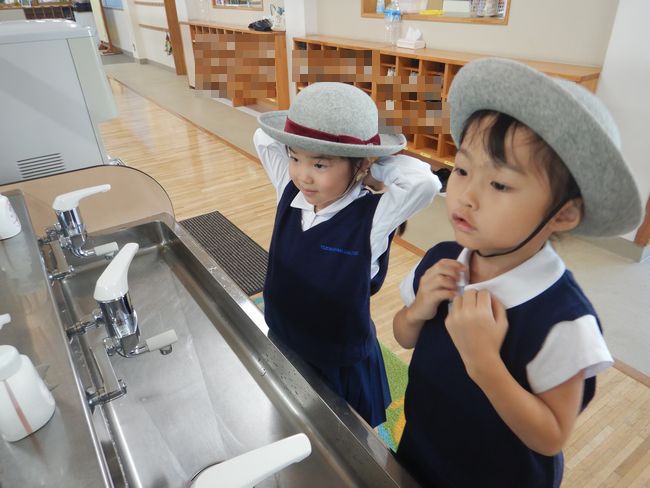 着替えを行う園児