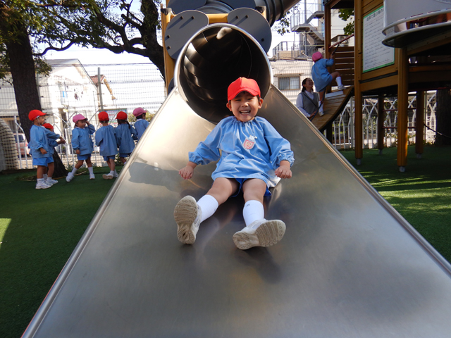 大型遊具をしている子ども