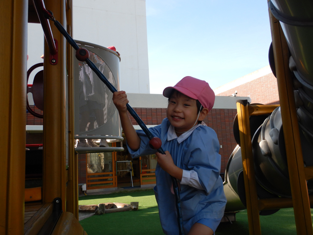 大型遊具をしている子ども