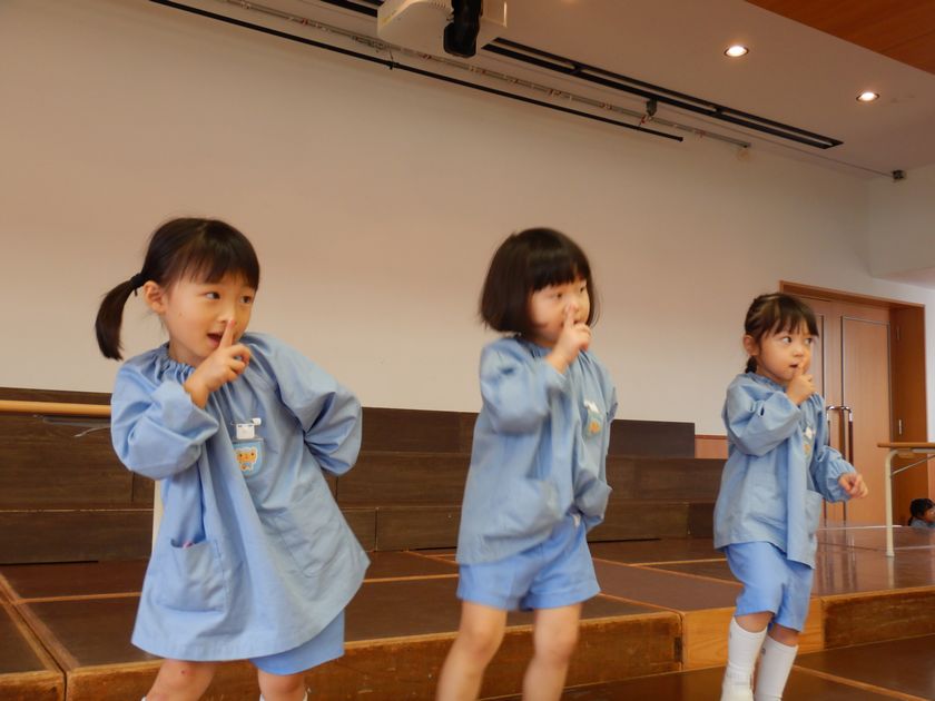 生活発表会のお稽古をする園児
