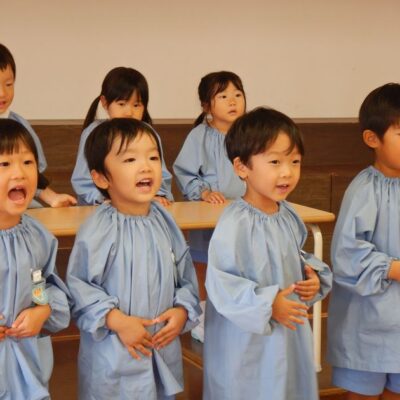 生活発表会のお稽古をする園児