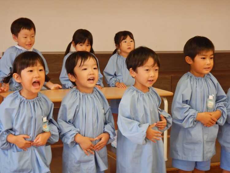 生活発表会のお稽古をする園児