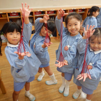 あやとりしている子ども