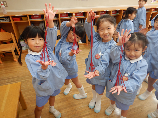 あやとりしている子ども