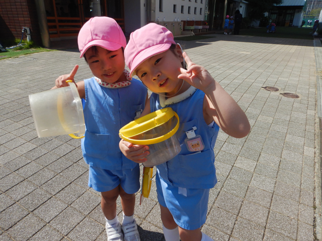 虫探しをしている子ども