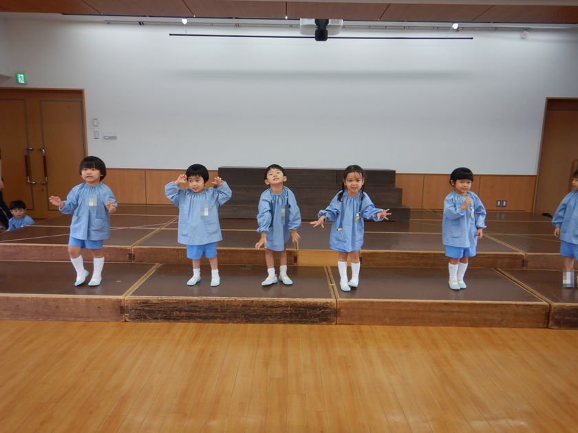 生活発表会のお稽古をする園児