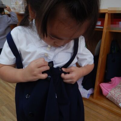 着替えを行う園児