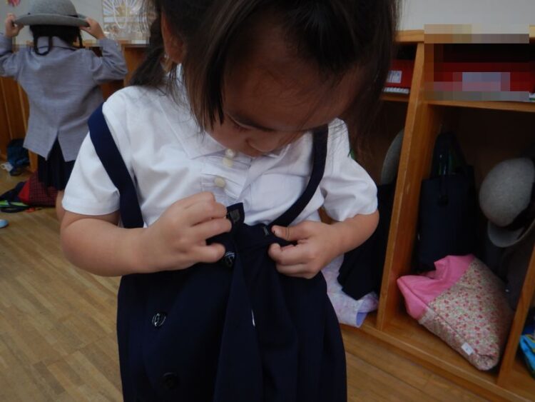 着替えを行う園児