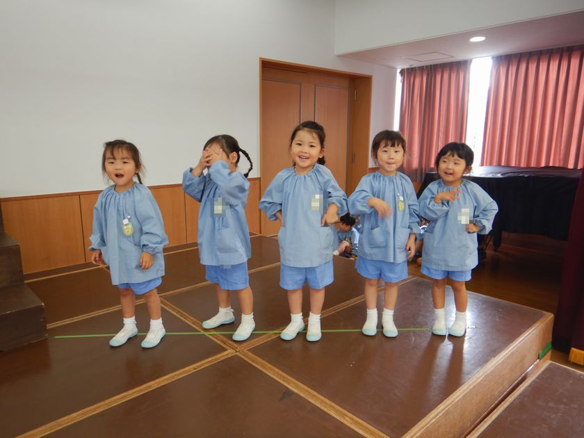 生活発表会のお稽古をする園児