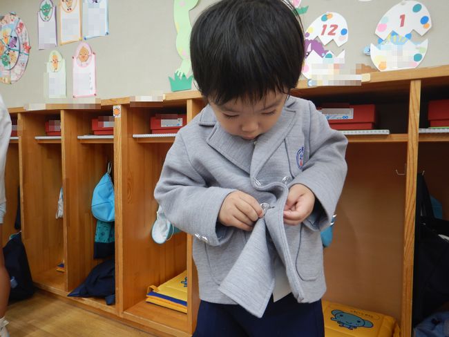 着替えを行う園児