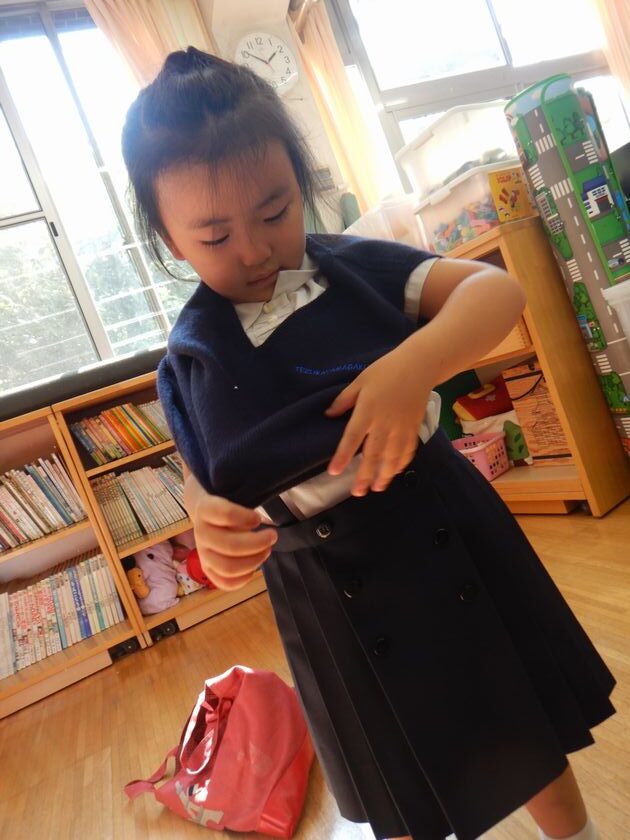 着替えを行う園児