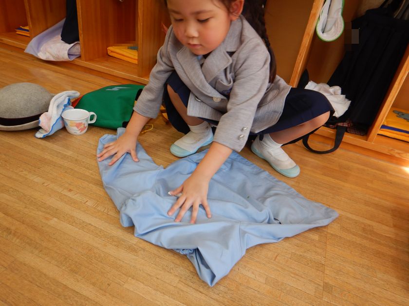 着替えを行う園児