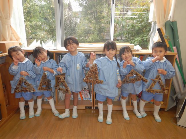 どんぐり制作を行う園児