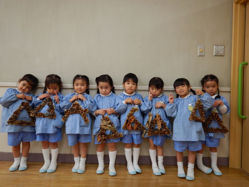 どんぐり制作を行う園児