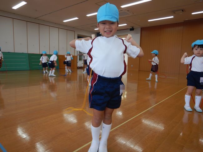 縄跳びをする子ども達