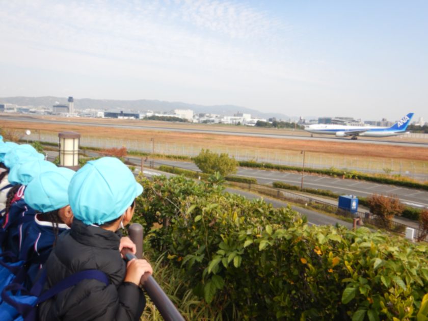 飛行機を見る子ども達