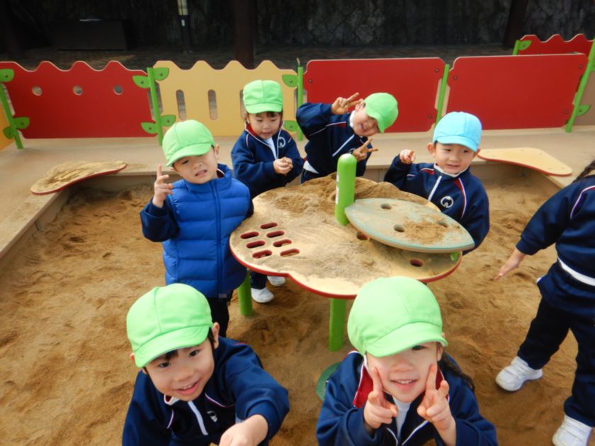 遊具で遊ぶこども