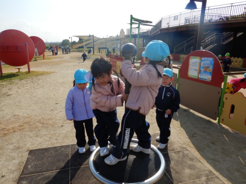 遊具で遊ぶこども