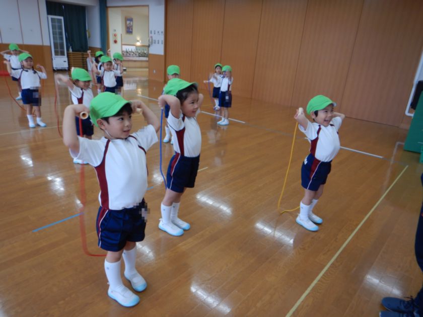 短縄をする子ども達