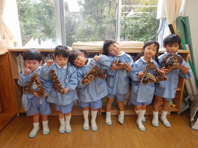 どんぐり制作を行う園児