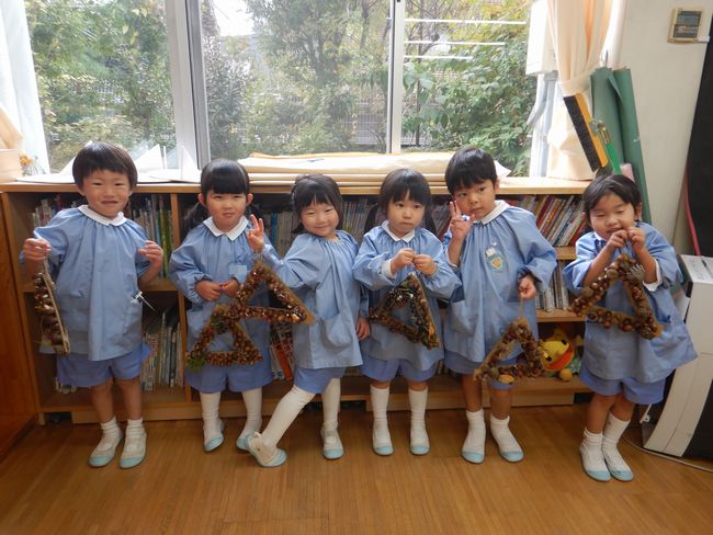 どんぐり制作を行う園児