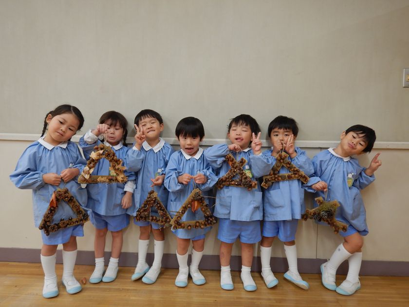 どんぐり制作を行う園児