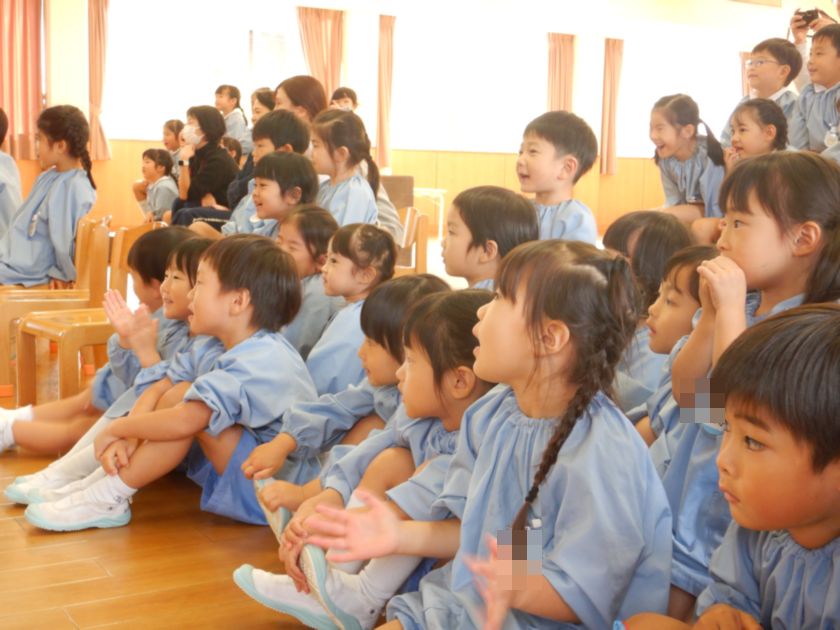 演技を見る子ども達