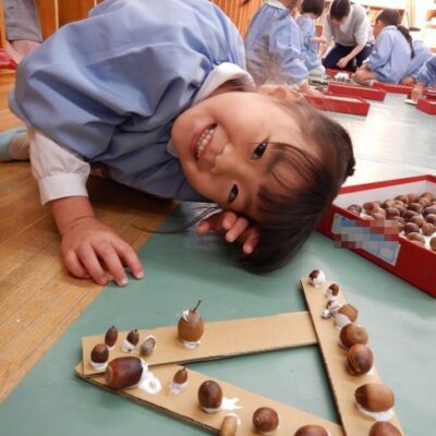 壁面制作を行う園児