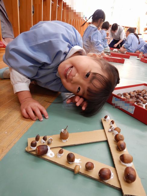 壁面制作を行う園児