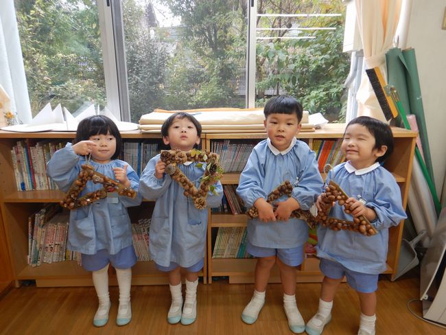 どんぐり制作を行う園児