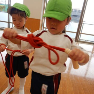 縄跳びをする子ども達