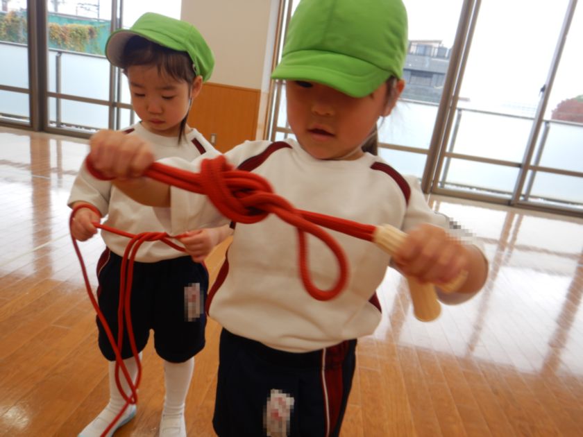 縄跳びをする子ども達