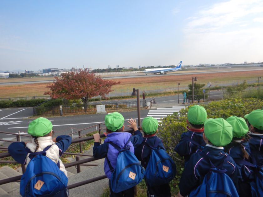 飛行機を見る子ども達