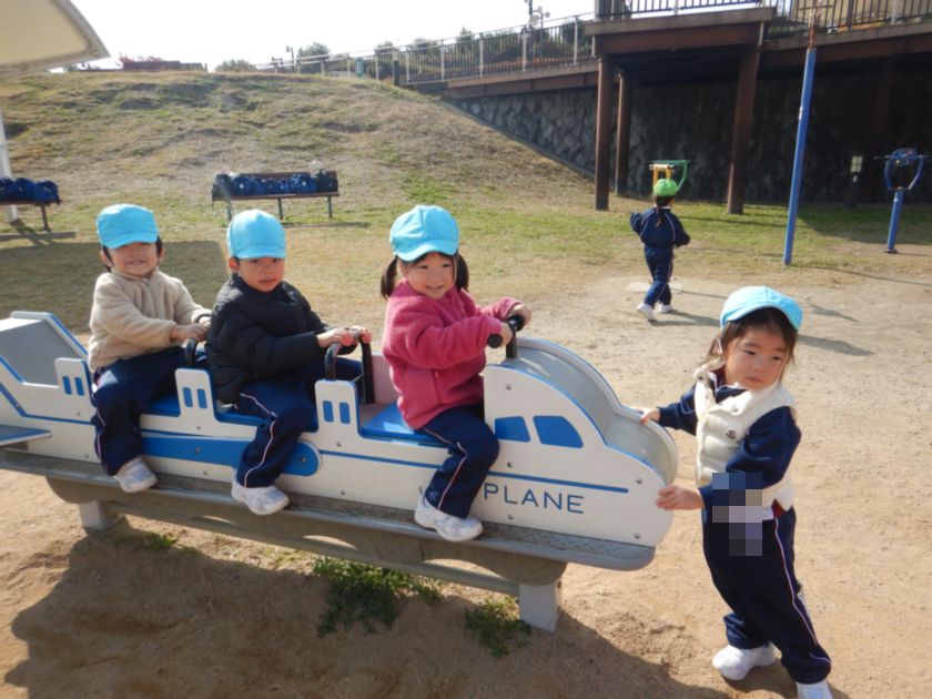 遊具で遊ぶこども