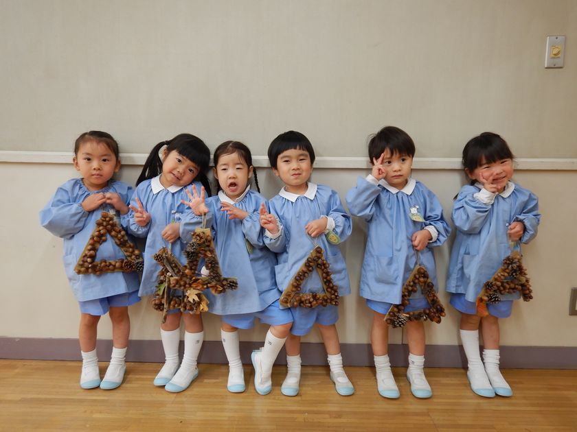 どんぐり制作を行う園児